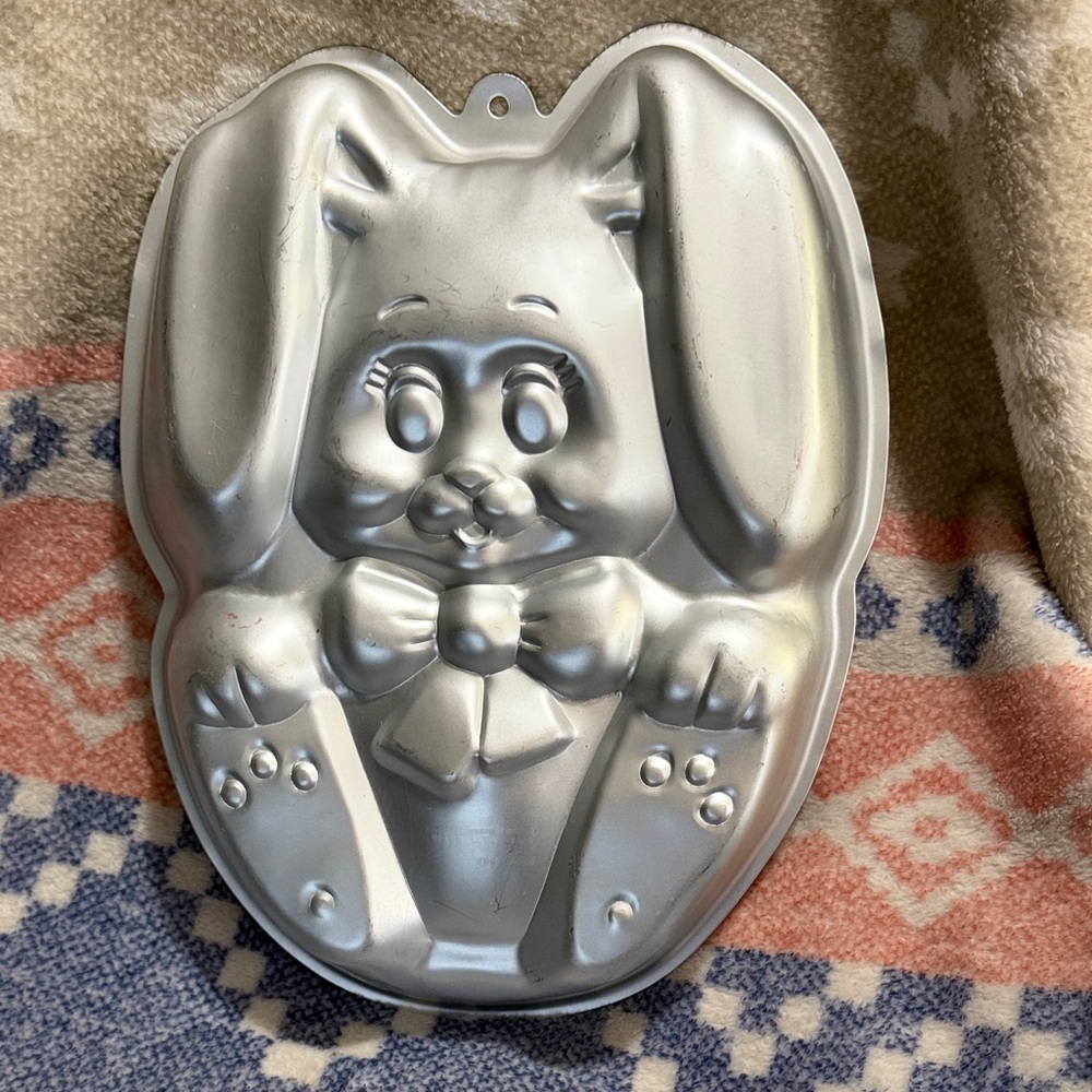 Vintage 1987 Wilton bunny, aluminum cake pan EASTER is coming!!